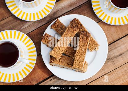 Nourriture et boissons / maison cuisson: Café noir avec des flapjacks faits maison. Au-dessus / plat. Banque D'Images