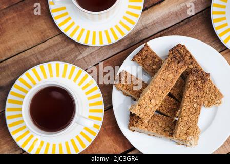 Nourriture et boissons / maison cuisson: Café noir avec des flapjacks faits maison. Au-dessus / plat. Banque D'Images