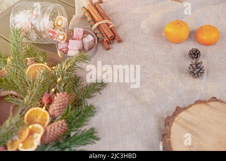 Décoration de Noël de table en épicéa naturel sur une nappe en tissu Banque D'Images