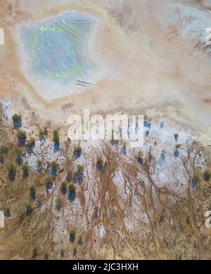 Une mine de cuivre à ciel ouvert abandonnée avec des taches colorées de produits chimiques. La mine toxique décharge la surface, vue aérienne directement au-dessus Banque D'Images