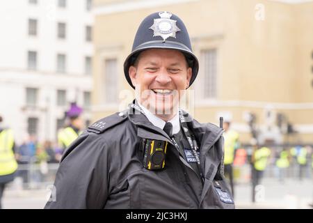 La police Métropolitaine souriante voit le côté drôle pendant l'événement pour la célébration du jubilé de la reine Londres Angleterre Royaume-Uni Banque D'Images