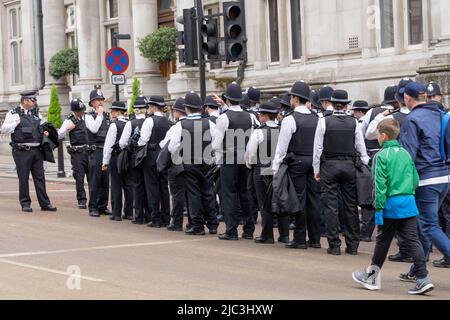 Des hommes et des femmes de police se sont démis de leurs fonctions après une journée réussie à l'occasion de la célébration du Jubilé de platine de la Reine Londres, Angleterre Royaume-Uni Banque D'Images