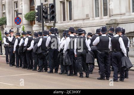 Des hommes et des femmes de police se sont démis de leurs fonctions après une journée réussie à l'occasion de la célébration du Jubilé de platine de la Reine Londres, Angleterre Royaume-Uni Banque D'Images
