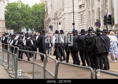 Des hommes et des femmes de police se sont démis de leurs fonctions après une journée réussie à l'occasion de la célébration du Jubilé de platine de la Reine Londres, Angleterre Royaume-Uni Banque D'Images