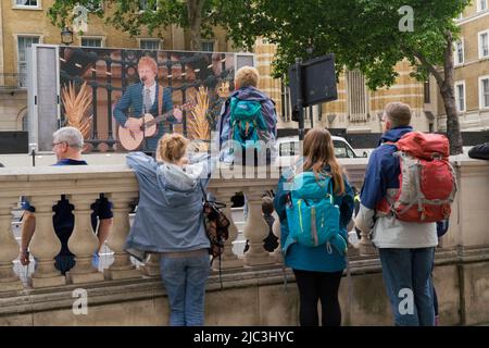 La foule regarde Ed Sheeran sur le grand écran pour le spectacle de la Reine pour la célébration du Jubilé de platine Westminster Londres Angleterre Royaume-Uni Banque D'Images