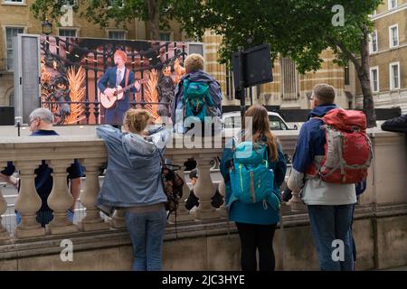 La foule regarde Ed Sheeran sur le grand écran pour le spectacle de la Reine pour la célébration du Jubilé de platine Westminster Londres Angleterre Royaume-Uni Banque D'Images