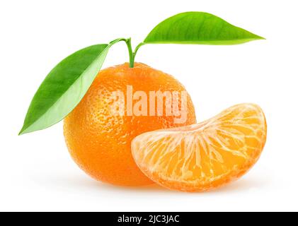 Un fruit de mandarine avec feuilles et segment pelé isolé sur fond blanc Banque D'Images