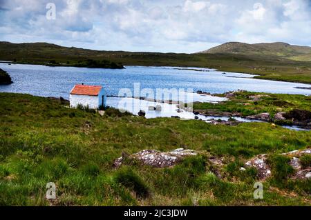 Petits lacs et criques intérieurs dans le Connemara, Irlande. Banque D'Images