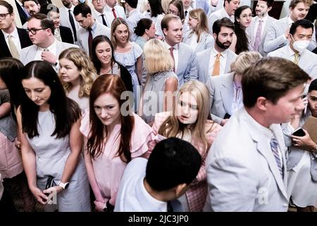 Washington, Vereinigte Staaten. 09th juin 2022. Le personnel attend pour se joindre à la photo du jeudi à l'extérieur de la salle du Sénat, jeudi, 9 juin 2022. Crédit : Julia Nikhinson/CNP/dpa/Alay Live News Banque D'Images