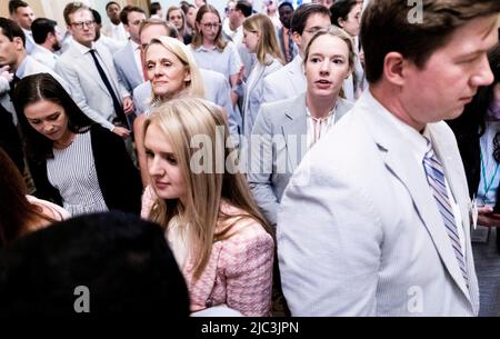 Washington, Vereinigte Staaten. 09th juin 2022. Le personnel attend pour se joindre à la photo du jeudi à l'extérieur de la salle du Sénat, jeudi, 9 juin 2022. Crédit : Julia Nikhinson/CNP/dpa/Alay Live News Banque D'Images