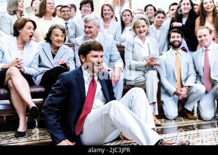 Washington, Vereinigte Staaten. 09th juin 2022. Les sénateurs et le personnel posent pour une photo de jeudi plus sereeuse devant la salle du Sénat, jeudi, 9 juin 2022. Crédit : Julia Nikhinson/CNP/dpa/Alay Live News Banque D'Images