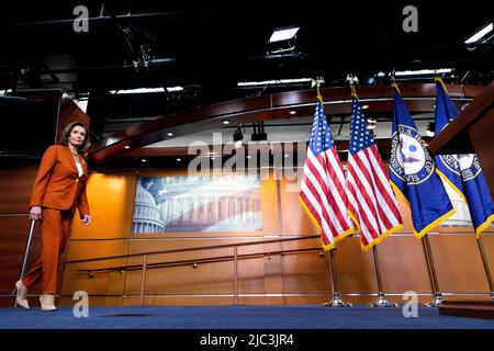 Washington, Vereinigte Staaten. 04th juin 2022. La Présidente de la Chambre des représentants des États-Unis Nancy Pelosi (démocrate de Californie) arrive à sa conférence de presse hebdomadaire au Capitole jeudi, 9 juin 2022. Crédit : Julia Nikhinson/CNP/dpa/Alay Live News Banque D'Images