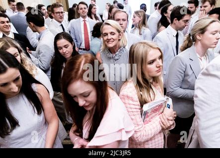 Washington, Vereinigte Staaten. 09th juin 2022. Le personnel attend pour se joindre à la photo du jeudi à l'extérieur de la salle du Sénat, jeudi, 9 juin 2022. Crédit : Julia Nikhinson/CNP/dpa/Alay Live News Banque D'Images