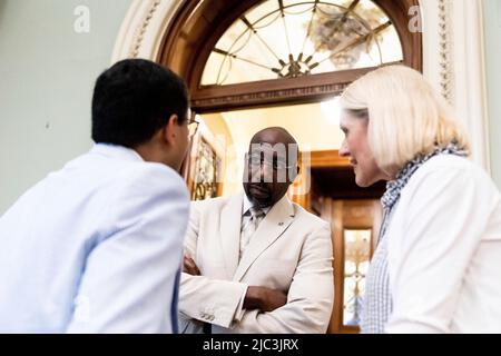 Washington, Vereinigte Staaten. 09th juin 2022. États-Unis le sénateur Raphael G. Warnock (démocrate de Géorgie) devant la salle du Sénat jeudi, 9 juin 2022. Crédit : Julia Nikhinson/CNP/dpa/Alay Live News Banque D'Images