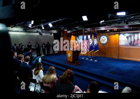 Washington, Vereinigte Staaten. 04th juin 2022. La Présidente de la Chambre des représentants des États-Unis Nancy Pelosi (démocrate de Californie) prend la parole à sa conférence de presse hebdomadaire au Capitole, jeudi, 9 juin 2022. Crédit : Julia Nikhinson/CNP/dpa/Alay Live News Banque D'Images