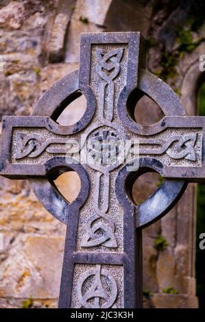 Croisez avec le cercle celtique et les nœuds à Cong Abbey Ruins à Cong, Irlande. Banque D'Images