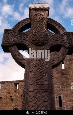 Croix celtique sur les ruines de Cong Abby à Cong, Irlande. Banque D'Images