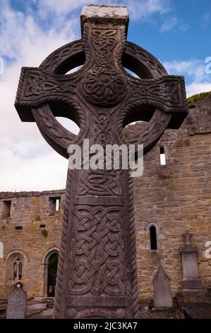 Croix celtique sur les ruines de Cong Abby à Cong, Irlande. Banque D'Images