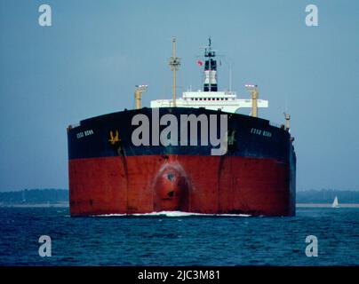 AJAXNETPHOTO. 1978. SOLENT, ANGLETERRE - EN ROUTE - PÉTROLIER VLCC ESSO BONN (EX ESSO BILBAO) 126 192 GRT VERS L'EXTÉRIEUR EN PROVENANCE DE LA RAFFINERIE DE PÉTROLE DE FAWLEY. PHOTO:JONATHAN EASTLAND/AJAX REF:940744 Banque D'Images