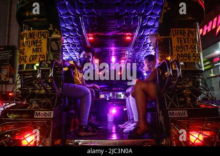 Quezon, Philippines. 9th juin 2022. Les passagers s'assoient à l'intérieur du jeepney éclairé par LED. Le carburant diesel, le plus couramment utilisé pour les jeepneys d'utilité publique (PUJ), une jeep de type passager, a augmenté à près de 7 pesos et a atteint 75 à 87 peso philippin (1,45 à 1,64USD) par litre qui a causé son augmentation nette à 36 pesos. Certains conducteurs de jeepney interrompant encore leurs voyages en raison de la hausse continue du prix du pétrole. (Credit image: © Ryan Eduard Benaid/SOPA Images via ZUMA Press Wire) Banque D'Images