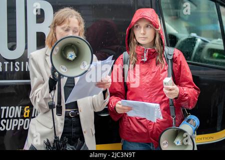 Plusieurs femmes ont été mises à la masse et déposées. Banque D'Images