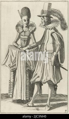 Un homme et une femme, vêtus selon la mode de 1610-1620. La femme tient un ventilateur étroitement plié dans la main droite, aiguille de cheveux dans la coiffure. L'homme porte un chapeau haut avec une grande plume. Quatrième impression en série de quatre imprimés de costume, costumes de couple habillés de façon tendance (titre de la série), Jan van de Velde (II), imprimeur: Anonyme, imprimeur: Simon Poelenburg, (peut-être), Amsterdam, c. 1610 - c. 1620, papier, gravure, h 202 mm × l 122 mm Banque D'Images