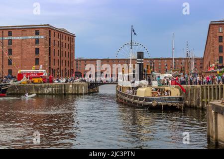 Bateaux sur le quai en direction de la Tate Gallery à Liverpool. Banque D'Images
