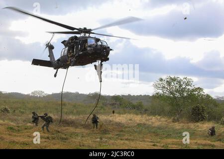 Les membres du Groupe des forces spéciales de 7th (aéroporté) et leurs partenaires des forces spéciales équatoriennes procèdent à une insertion rapide de corde à partir d'un MH-60 Blackhawk à Manta, Équateur, 20 mai 2022. L'armée équatorienne et les forces américaines mènent des échanges militaires de routine depuis 6-27 mai entre les villes de Manta et de Latacunga. Les échanges bilatéraux permettent aux deux militaires de renforcer la préparation tactique pour les opérations futures maintenir la préparation et le soutien engagement continu en réponse aux crises de sécurité émergentes et aux catastrophes naturelles. ( Photos de l'armée américaine par le sergent d'état-major. Matthew Griffith) Banque D'Images