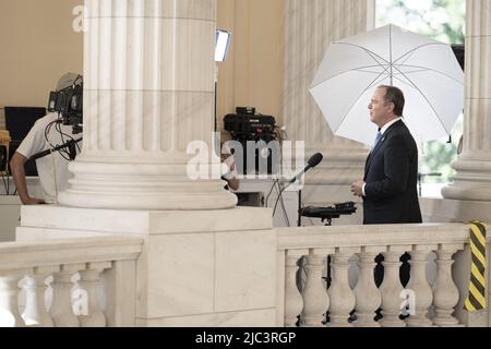 Washington, États-Unis. 09th juin 2022. Adam Schiff D-CA., représentant des États-Unis, est interviewé avant la première audience publique du Comité spécial de la Chambre des États-Unis pour enquêter sur l'attaque de 6 janvier sur le Capitole des États-Unis, à Washington, DC jeudi, 9 juin 2022. Le comité a interrogé plus de 1000 personnes au sujet de l'attaque de 6 janvier 2021 sur le Capitole qui a été un effort pour renverser les résultats de l'élection présidentielle de 2020 et le transfert du pouvoir. Photo de Ken Cedeno/UPI crédit: UPI/Alay Live News Banque D'Images