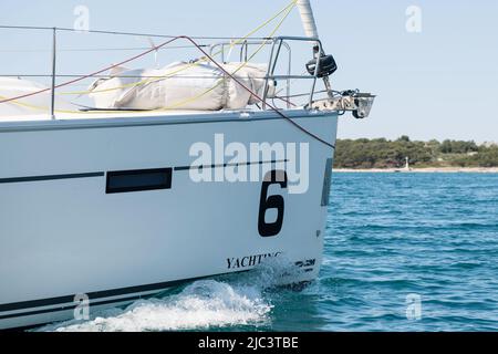 Gros plan arc et vague d'un yacht à voile en mer Banque D'Images