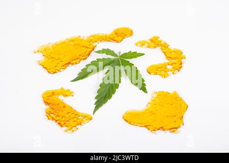 concentré de résine de marijuana, cire de cannabis jaune ambre. Banque D'Images