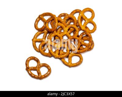 Bretzels au sel sur fond blanc. Produits à base de farine. Cuisson pour le thé. Un bouquet de bretzels. Beaucoup de pièces. Banque D'Images