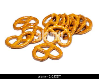 Un bouquet de bretzels. Beaucoup de morceaux.pâtisseries d'une forme inhabituelle intéressante.fond Pretzel.petits bretzels sur un fond blanc. Cuisson pour le thé Banque D'Images