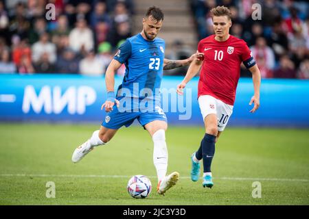 Oslo, Norvège. 09th juin 2022. David Brekalo (23) de Slovénie et Martin Odegaard (10) de Norvège vus pendant le match de la Ligue des Nations de l'UEFA entre la Norvège et la Slovénie à Ullevaal Stadion à Oslo. (Crédit photo : Gonzales photo/Alamy Live News Banque D'Images