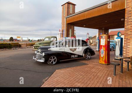 Voiture de police Chevrolet classique 1948 exposée dans une station-service historique de Valle, en Arizona. ÉTATS-UNIS Banque D'Images