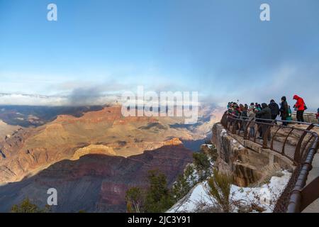 Touristes visitant Mather point, South Rim, Grand Canyon, Arizona, États-Unis Banque D'Images