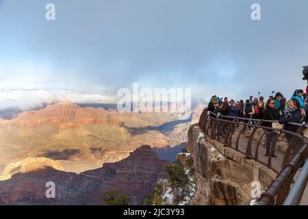 Touristes visitant Mather point, South Rim, Grand Canyon, Arizona, États-Unis Banque D'Images