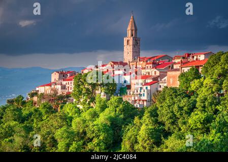 Vrbnik, Croatie. Paysage urbain à couper le souffle du village de Vrbnik, spectaculaire mer Adriatique d'été. Magnifique concept de voyage en Croatie. Banque D'Images