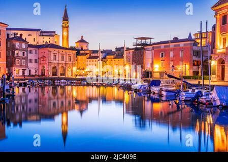 Piran, Slovénie. Belle vue au crépuscule de la marina d'Oldtown sur la mer Adriatique, Voyage arrière-plan de la Slovénie. Banque D'Images