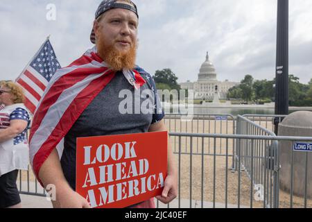 WASHINGTON, D.C. – 18 septembre 2021 : un partisan de l’organisation look Ahead America est vu lors d’un rassemblement « Justice pour J6 ». Banque D'Images