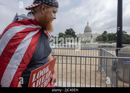 WASHINGTON, D.C. – 18 septembre 2021 : un partisan de l’organisation look Ahead America est vu lors d’un rassemblement « Justice pour J6 ». Banque D'Images