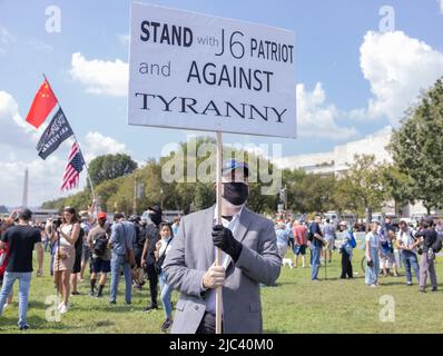 WASHINGTON, D.C. – 18 septembre 2021 : des manifestants et d'autres sont vus lors d'un rassemblement « Justice pour J6 » près du Capitole des États-Unis. Banque D'Images