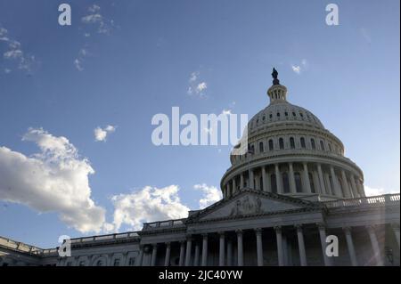 Washington, États-Unis. 09th juin 2022. Le soleil se couche derrière le Capitole des États-Unis alors que le comité 6 janvier tient sa première audience publique pour montrer ses conclusions d'une enquête d'un an, sur la colline du Capitole à Washington, DC jeudi, 9 juin 2022. Le comité a interrogé plus de 1000 personnes au sujet de l'attaque de 6 janvier 2021 sur le Capitole qui a été un effort pour renverser les résultats de l'élection présidentielle de 2020 et le transfert du pouvoir. Photo de Bonnie Cash/UPI Credit: UPI/Alay Live News Banque D'Images