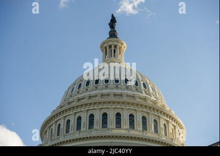 Washington, États-Unis. 09th juin 2022. Le soleil se couche derrière le Capitole des États-Unis alors que le comité 6 janvier tient sa première audience publique pour montrer ses conclusions d'une enquête d'un an, sur la colline du Capitole à Washington, DC jeudi, 9 juin 2022. Le comité a interrogé plus de 1000 personnes au sujet de l'attaque de 6 janvier 2021 sur le Capitole qui a été un effort pour renverser les résultats de l'élection présidentielle de 2020 et le transfert du pouvoir. Photo de Bonnie Cash/UPI Credit: UPI/Alay Live News Banque D'Images