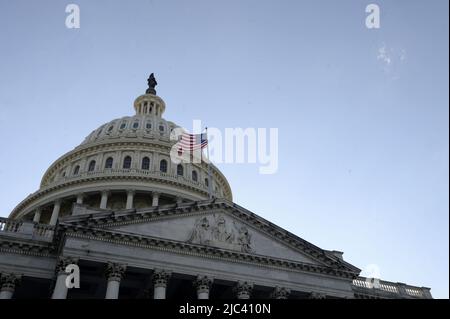 Washington, États-Unis. 09th juin 2022. Le soleil se couche derrière le Capitole des États-Unis alors que le comité 6 janvier tient sa première audience publique pour montrer ses conclusions d'une enquête d'un an, sur la colline du Capitole à Washington, DC jeudi, 9 juin 2022. Le comité a interrogé plus de 1000 personnes au sujet de l'attaque de 6 janvier 2021 sur le Capitole qui a été un effort pour renverser les résultats de l'élection présidentielle de 2020 et le transfert du pouvoir. Photo de Bonnie Cash/UPI Credit: UPI/Alay Live News Banque D'Images