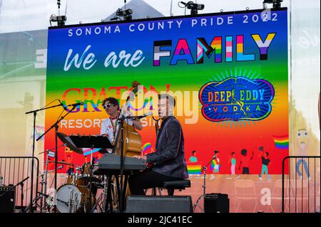 Photo du chanteur de jazz et compositeur Spencer Day chantant au festival Sonoma County Pride. Spencer plaisantait en disant qu'il est le « payeur John Mayer », Banque D'Images