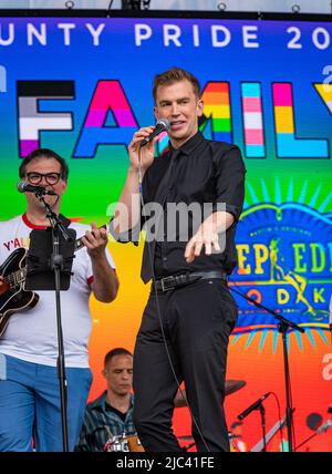 Photo du chanteur de jazz et compositeur Spencer Day chantant au festival Sonoma County Pride. Spencer plaisantait en disant qu'il est le « payeur John Mayer », Banque D'Images