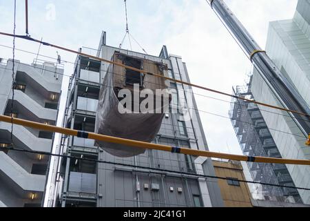 Le retrait de chaque salle de capsule commence lors de la démolition de la tour de capsule de Nakagin conçue par l'architecte japonais Kisho Kurokawa à Tokyo, au Japon, sur 3 juin 2022. (Photo Motoo Naka/AFLO) Banque D'Images