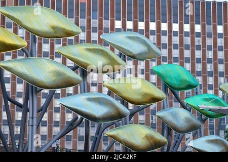 Londres, Royaume-Uni. La sculpture en titane du Shoal de Stratford par le Studio Egret West, en face du Stratford Centre, dans l'est de Londres. Banque D'Images