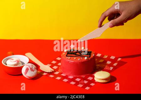 Mini-gâteau rouge sur fond couleur pop, concept anniversaire gâteau célébration, espace de copie pour le texte Banque D'Images